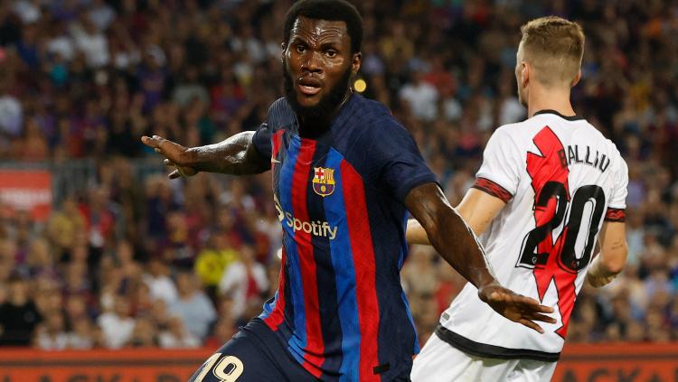 Mantan gelandang AC Milan, Franck Kessie, memendam keinginan besar untuk meninggalkan Barcelona pada bursa transfer Januari nanti.  REUTERS-Albert Gea - INDOSPORT