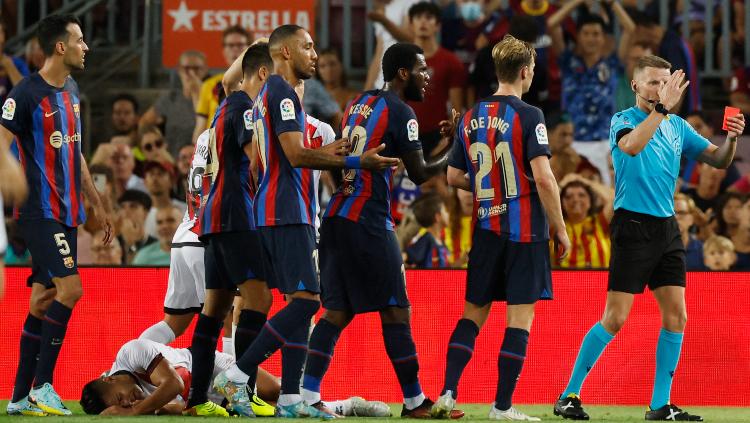 Indosport - Barcelona vs Rayo Vallecano, Frenkie de Jong dan Franck Kessie memprotes wasit di Liga Spanyol REUTERS-Albert Gea