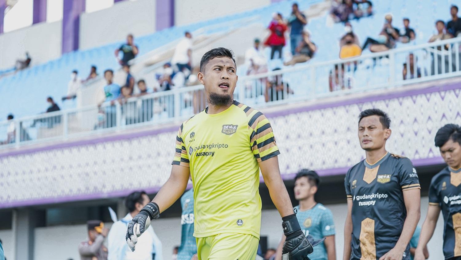 Kiper Dewa United, Deden Natshir, dalam pertandingan Liga 1 versus Bhayangkara FC. 
