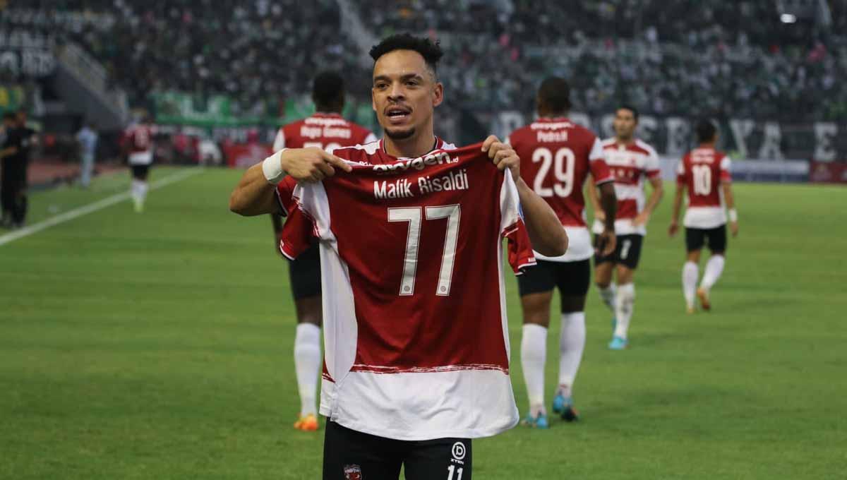 Selebrasi gol Lulinha, pemain Madura United saat menjebol gawang Persebaya di Liga 1 2022. Lulinha pernah bermain di Piala Dunia U-17.