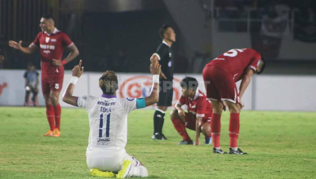 Kapten Persita Tangerang, Muhammad Toha, bersyukur atas kemenangan di Stadion Manahan Solo. Foto: Nofik Lukman Hakim/INDOSPORT