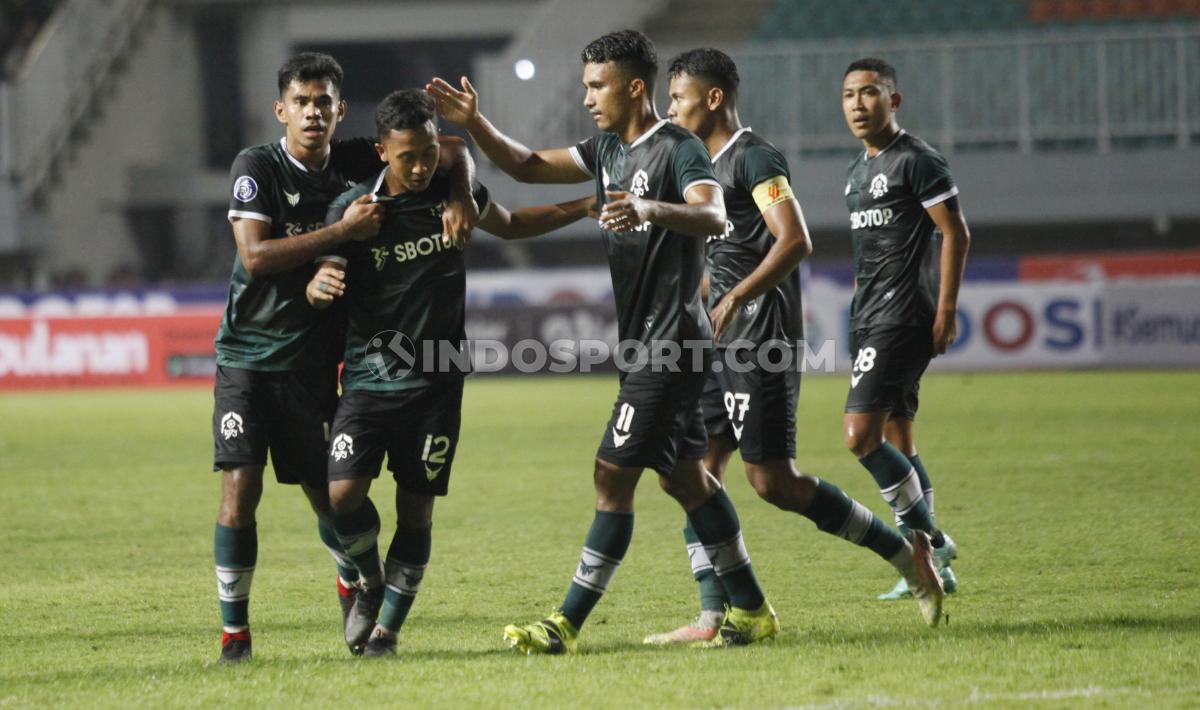 Winger Persikabo 1973, Ali Koroy, menyampaikan permohonan maaf kepada suporter usai pertandingan pamungkas putaran pertama kompetisi Liga 1 Indonesia 2022-2023. Foto: Herry Ibrahim/INDOSPORT.