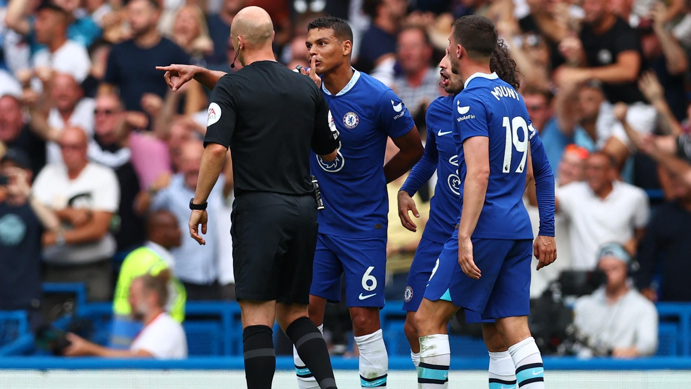 Anthony Taylor tengah diprotes para pemain Chelsea di laga kontra Tottenham Hotspur (14/08/22). (Foto: REUTERS/David Klein)