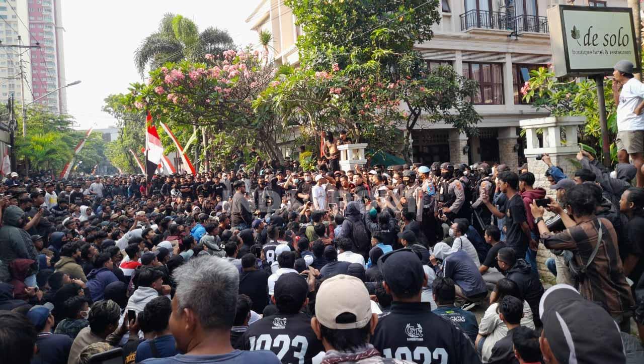 Demo suporter Persis Solo di depan mes kawasan Sriwedari, Laweyan, Solo, Senin (15/8/22). Foto: Nofik Lukman Hakim/INDOSPORT - INDOSPORT