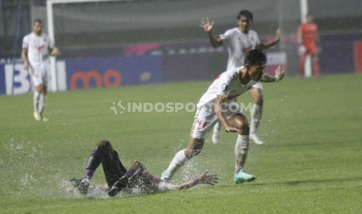Indosport - Pertandingan Liga 1 antara RANS Nusantara vs PSM Makassar di Stadion Pakansari, Senin (15/08/22). Laga dihentikan sementara pada menit ke-20 akibat hujan deras. Herry Ibrahim/INDOSPORT