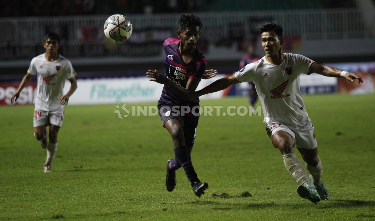 Duel antara pemain RANS Nusantara dan pemain PSM Makassar pada pekan keempat Liga 1 di Stadion Pakansari, Senin (15/08/22).