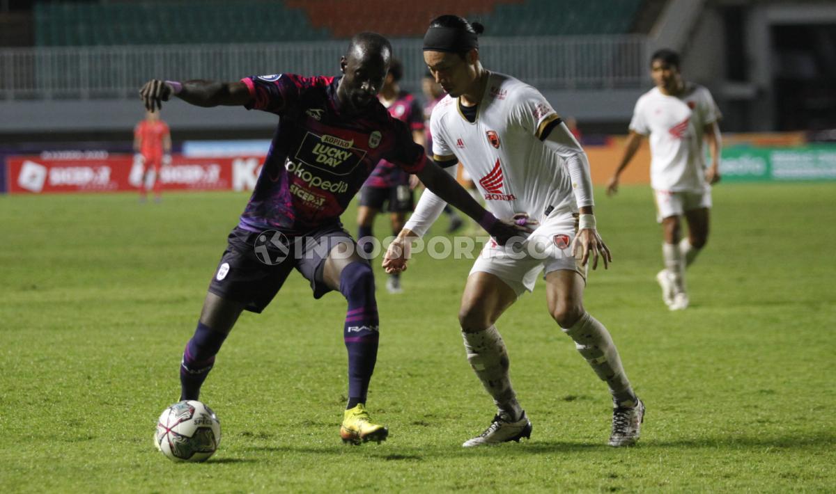 Gelandang RANS Nusantara, Makan Konate (kiri) mendapat penjagaan ketat dari pemain PSM Makassar, Kenzo Nambu pada pekan keempat Liga 1 di stadion Pakansari, Senin (15/08/22).