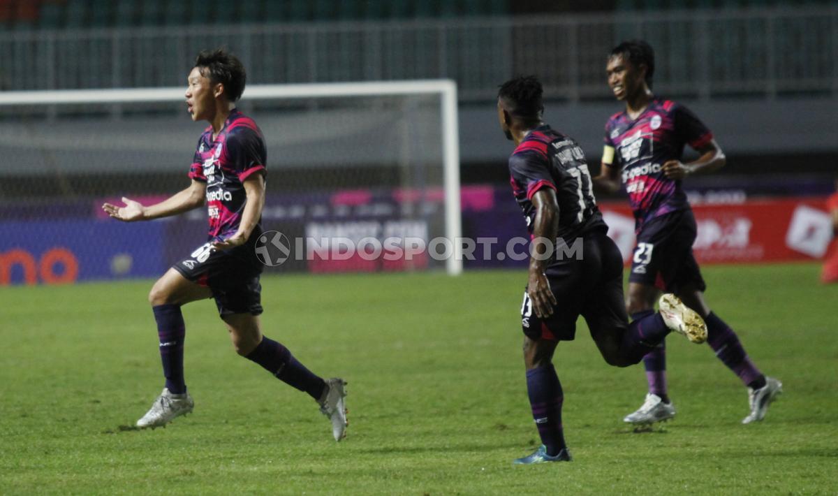 Selebrasi pemain RANS Nusantara, Mitsuru Maruoka (kiri) usai mencetak gol pertama ke gawang PSM Makassar pada pekan keempat Liga 1 di stadion Pakansari, Senin (15/08/22).