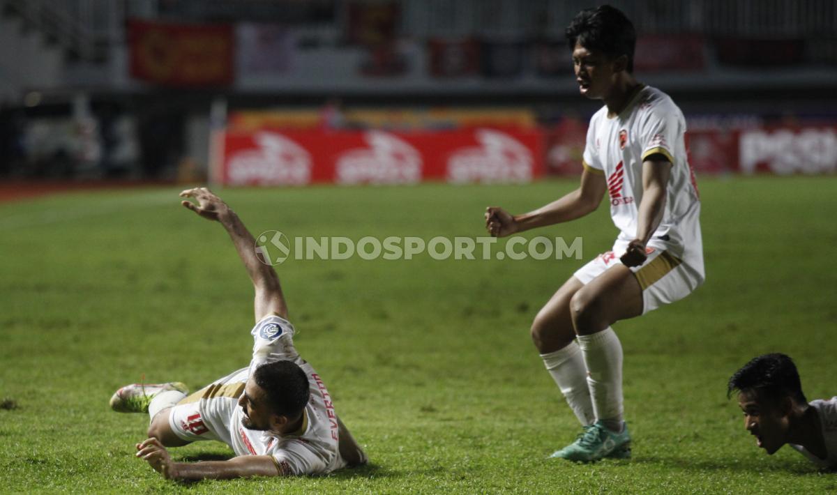 Selebrasi para pemain PSM Makassar atas gol kedua  ke gawang RANS Nusantara FC yang dicetak oleh  Everton Nascimento de Mondonca pada pekan keempat Liga 1 di stadion Pakansari, Senin (15/08/22).