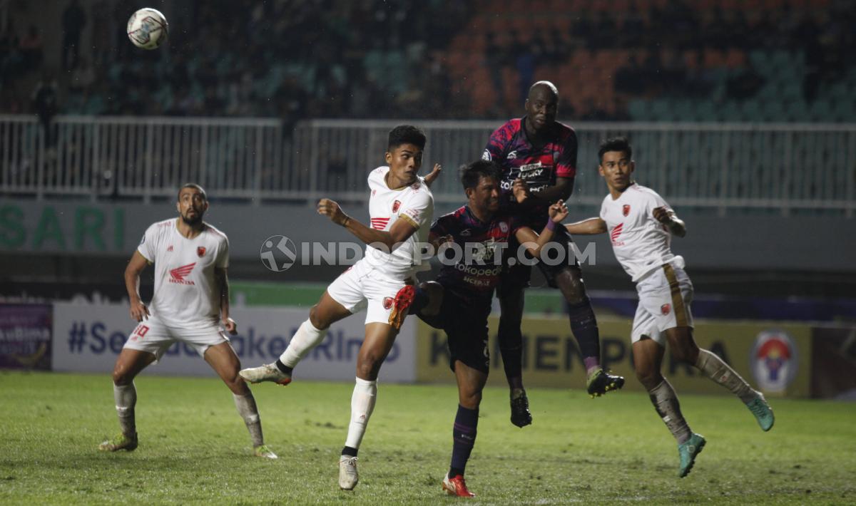 Duel udara bek RANS Nusantara, O.K John dengan pemain PSM Makassar pada pekan keempat Liga 1 di stadion Pakansari, Senin (15/08/22).