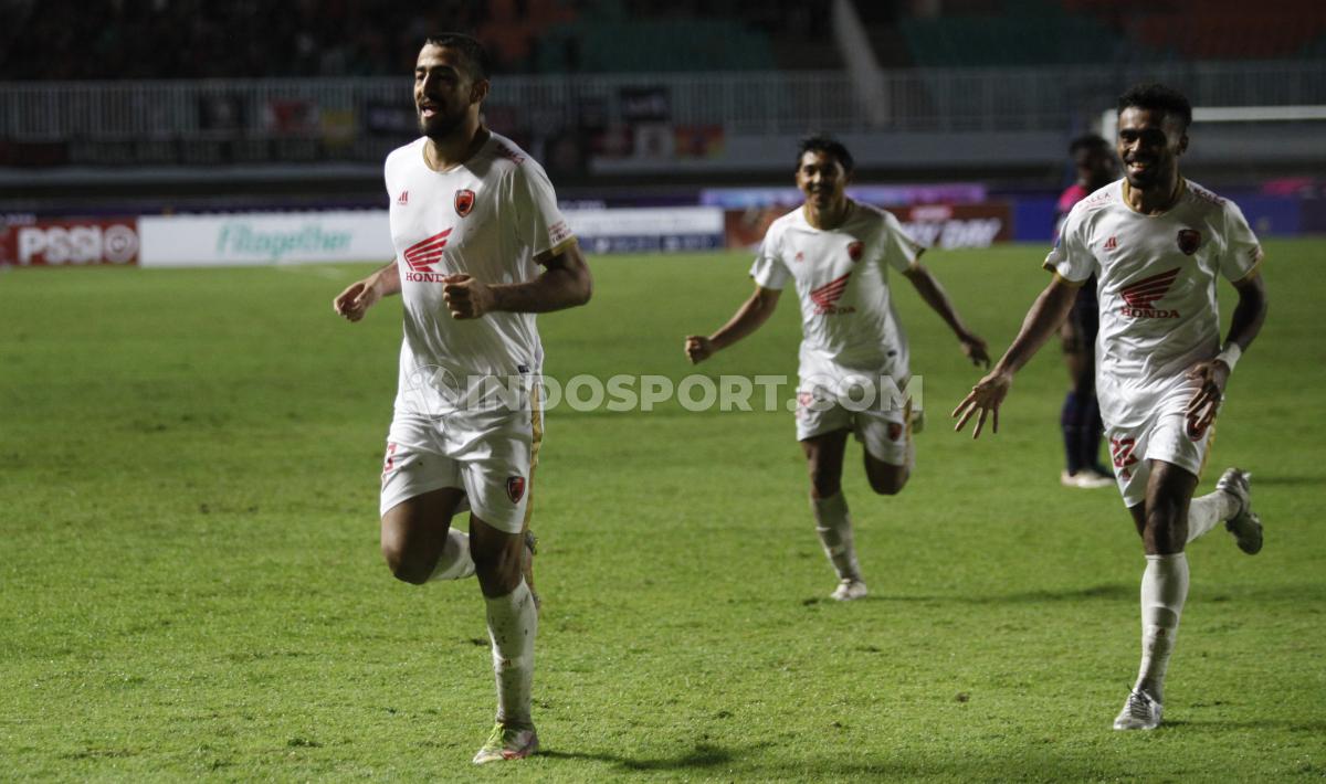 Selebrasi para pemain PSM Makassar atas gol pertama ke gawang RANS Nusantara FC yang dicetak oleh  Everton Nascimento de Mondonca pada pekan keempat Liga 1 di stadion Pakansari, Senin (15/08/22).