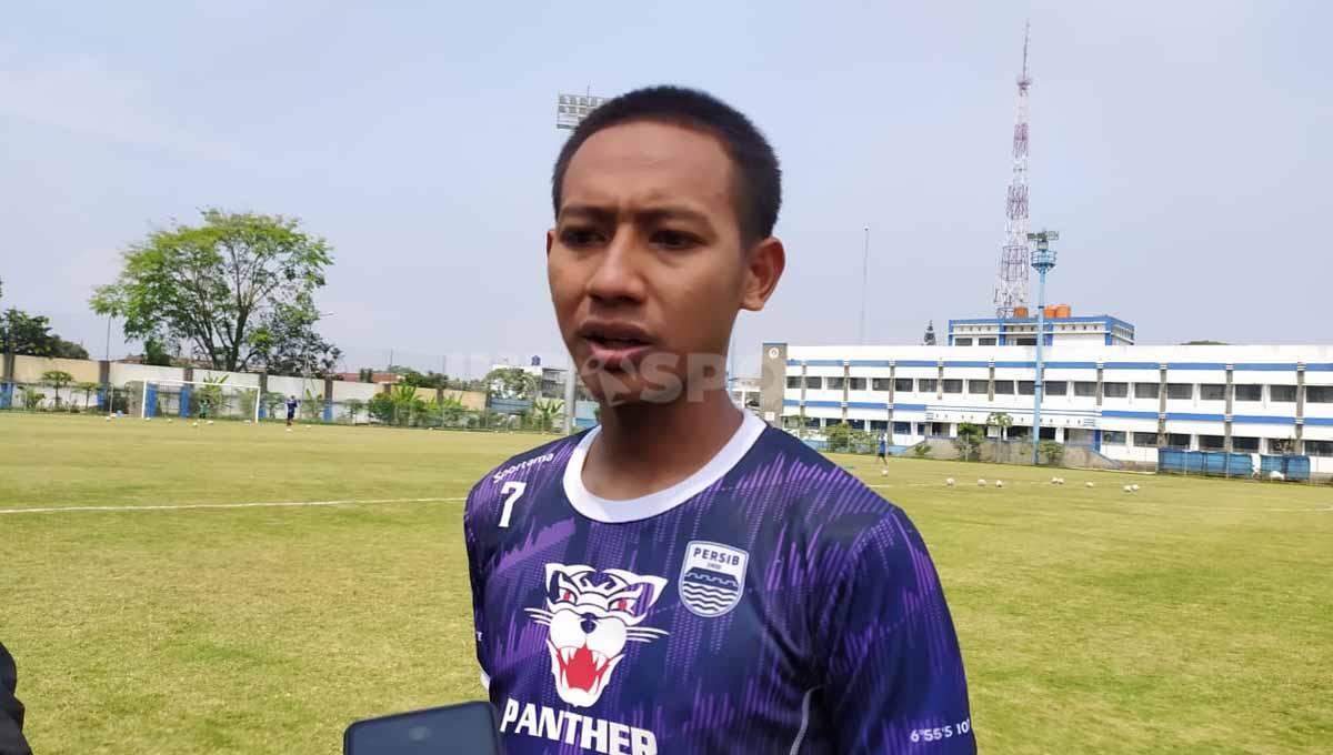 Gelandang Persib Bandung, Beckham Putra Nugraha, tetap bersikap profesional saat duel dengan kakaknya Gian Zola. Foto: Arif Rahman/INDOSPORT
