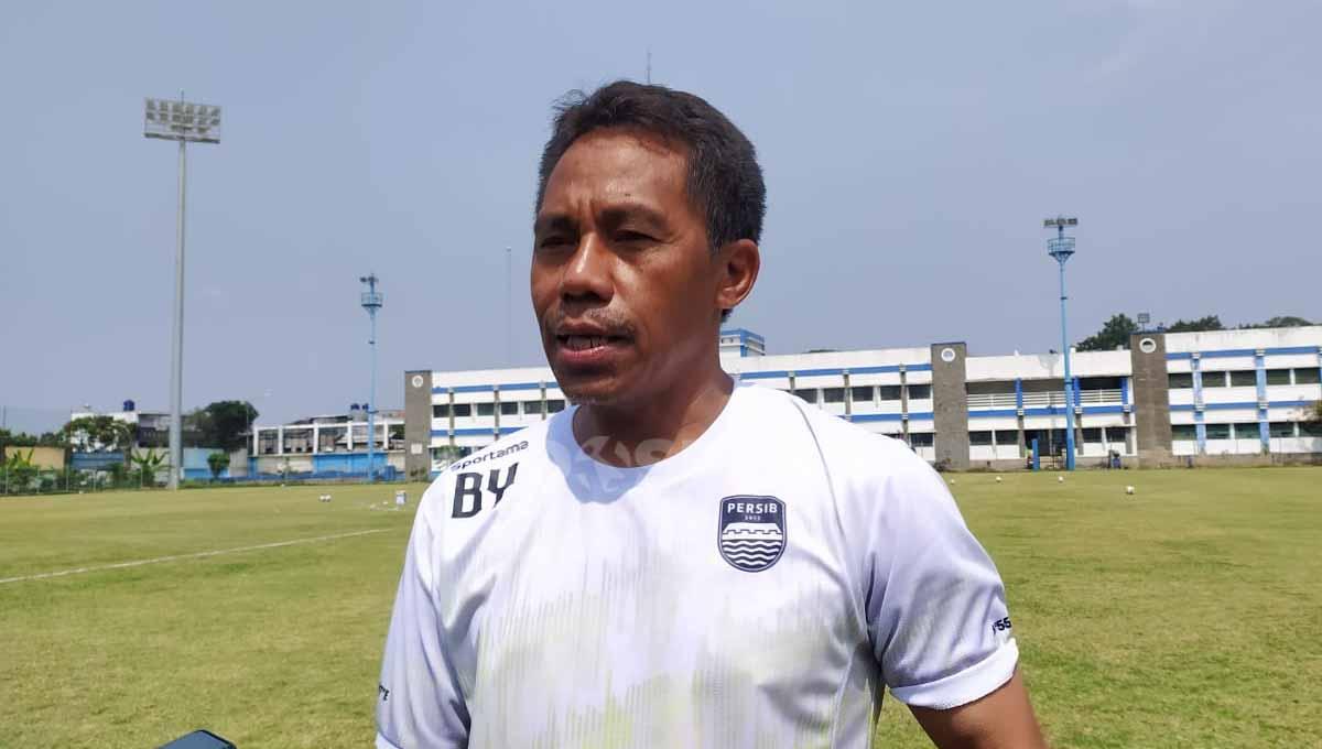 Caretaker pelatih Persib Bandung, Budiman, optimistis timnya bisa tampil maksimal pada pertandingan tandang Liga 1 2022-2023 menghadapi PSS Sleman. Foto: Arif Rahman/INDOSPORT - INDOSPORT