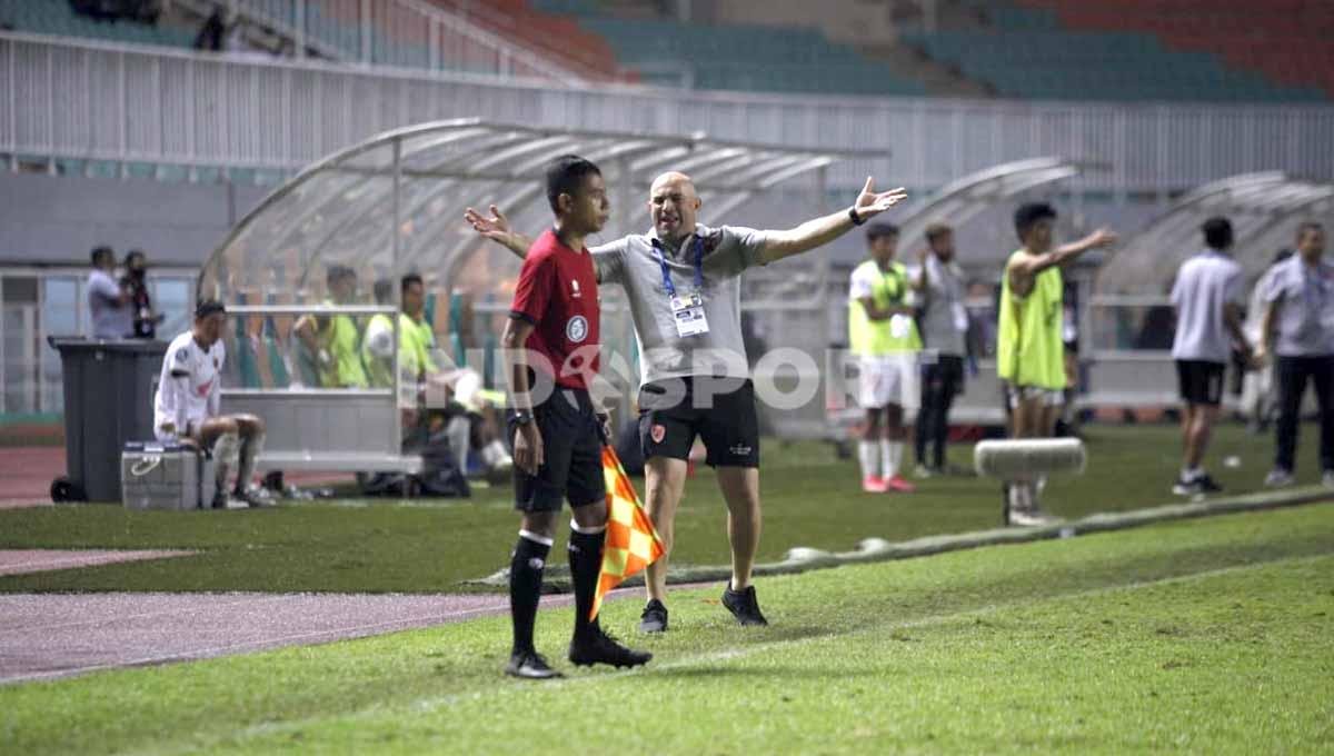 Pelatih PSM Makassar, Bernardo Tavares melakukan protes kepada hakim garis pada laga pekan keempat Liga 1 menghadapi RANS Nusantara FC di Stadion Pakansari, Senin (15/08/22).