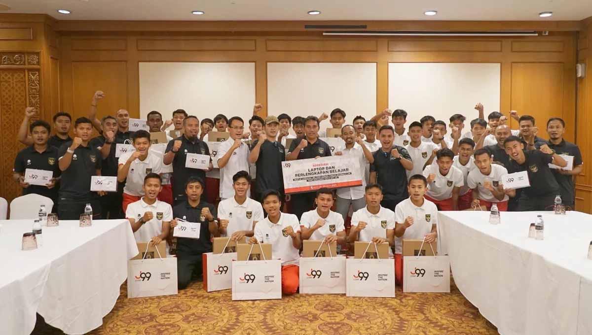 Presiden Arema FC, Gilang Widya Pramana memberikan bonus berupa laptop kepada para pemain Timnas Indonesia U-16 atas keberhasilan menjuarai Piala AFF U-16 2022. Foto: Arema FC