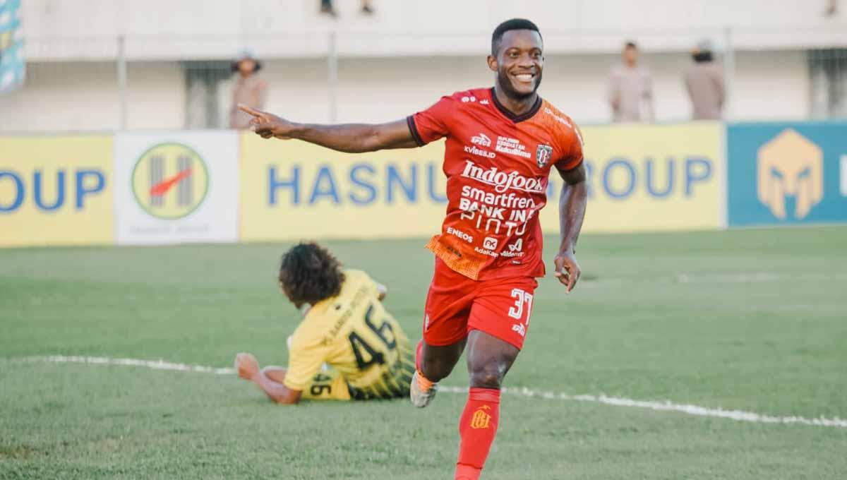 Winger Bali United, Privat Mbarga saat merayakan gol ke gawang Barito Putera di Liga 1. Foto: Bali United