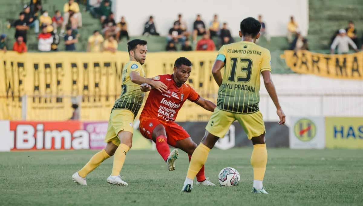 Duel gelandang Bali United, Eber Bessa dengan Winger Barito Putera, Mike Ott. Foto: Bali United