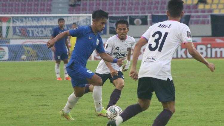 Bek PSIS Semarang, Fredyan Wahyu (kiri) saat dijaga ketat dua pemain Persik Kediri pada pekan keempat Liga 1 di Stadion Jatidiri, Semarang, Kamis (18/08/22).