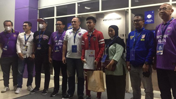 Bek Timnas Indonesia U-16, Muhammad Ridho Al Ikhsan mendapat bonus dari KONI Kabupaten Tangerang.