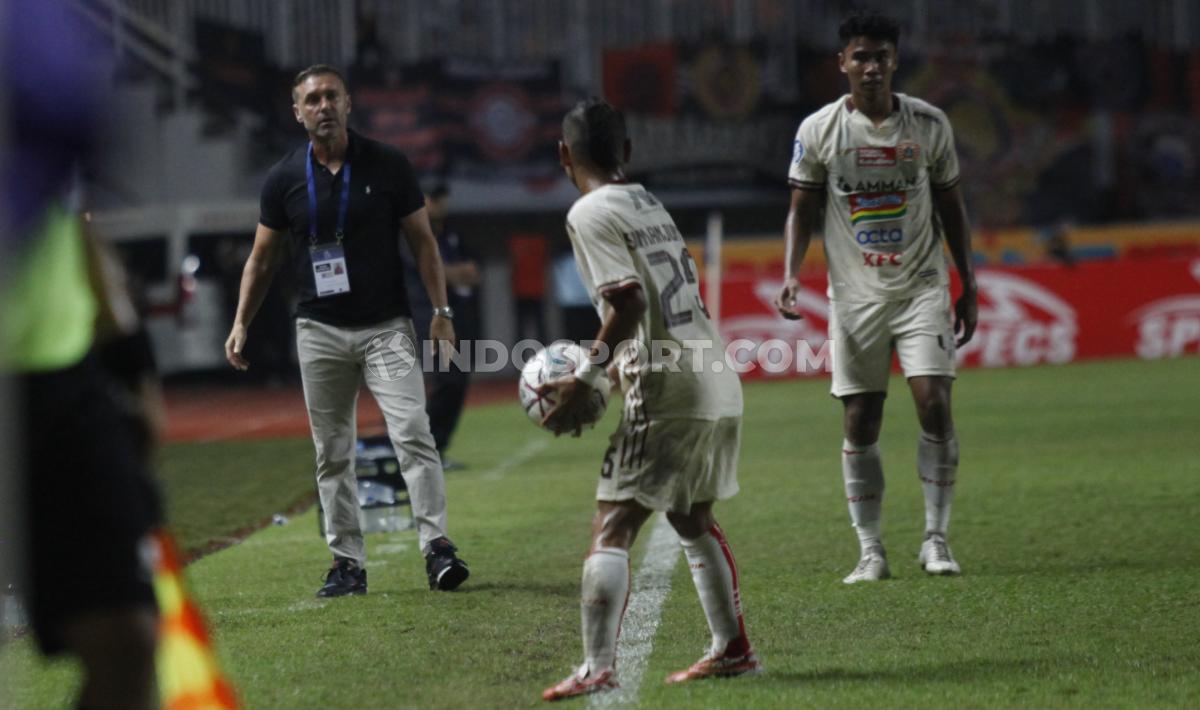 Pelatih Persija Jakarta, Thomas Doll (kiri) saat memberikan arahan kepada Riko Simanjuntak pada laga pekan kelima BRI Liga 1 2022/2023 menghadapi RANS Nusantara FC di Stadion Pakansari, Sabtu (20/08/22).