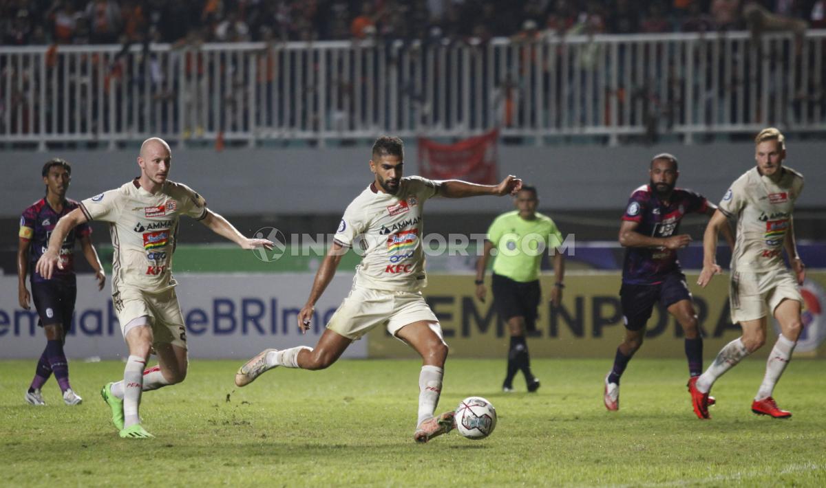 Pemain Persija Jakarta, Abdulla Yusuf (tengah) saat mengeksekusi penalti ke gawangRANS Nusantara FC pada laga pekan kelima BRI Liga 1 2022/2023 di Stadion Pakansari, Sabtu (20/08/22).