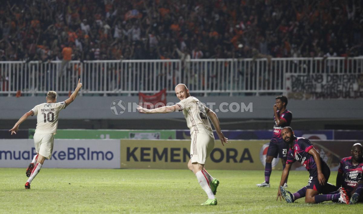 Selebrasi pemain Persija, Hanno Behrens (kiri) usai mencetak gol pertama ke gawang RANS Nusantara pada laga pekan kelima BRI Liga 1 2022/2023 di Stadion Pakansari, Sabtu (20/08/22).