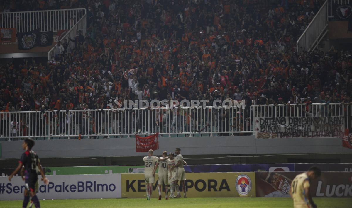 Selebrasi para pemain Persija Jakarta di depan ribuan suporter Jakmania usai mencetak gol ke gawang RANS Nusantara FC pada laga pekan kelima BRI Liga 1 2022/2023 di Stadion Pakansari, Sabtu (20/08/22).