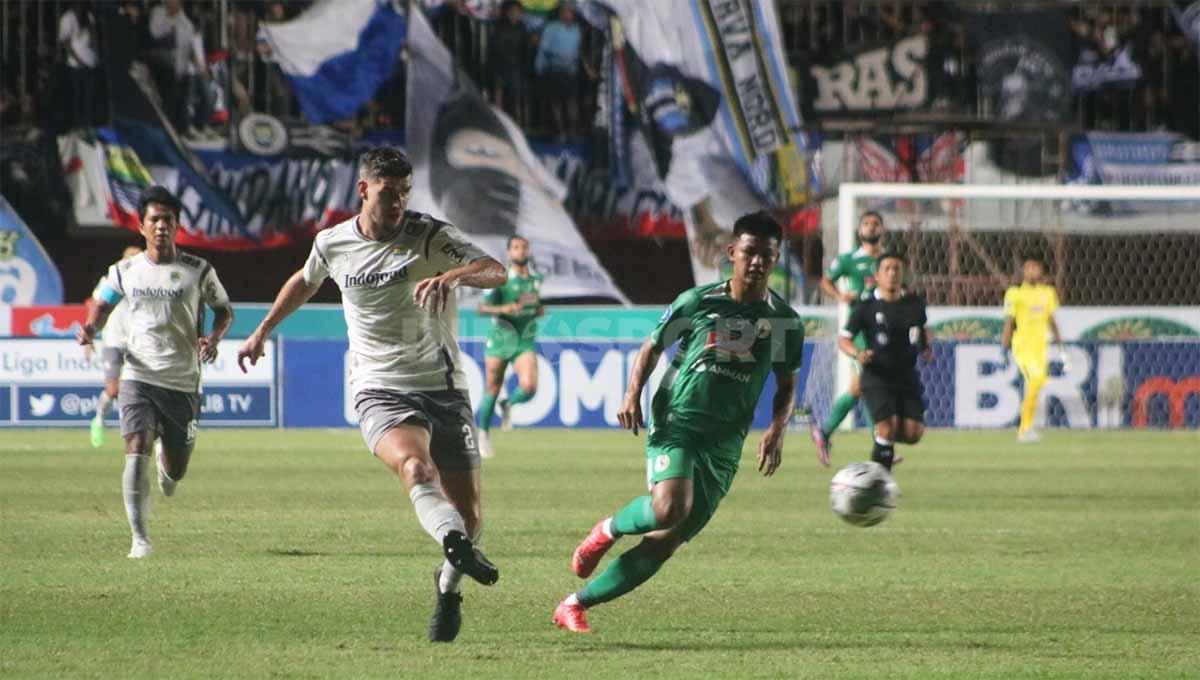 Pelatih PSS Sleman, Seto Nurdiyantoro, bertemu dengan agen ternama Rusia untuk membahas peluang Hokky Caraka bermain di Eropa. Foto: Nofik Lukman Hakim/INDOSPORT