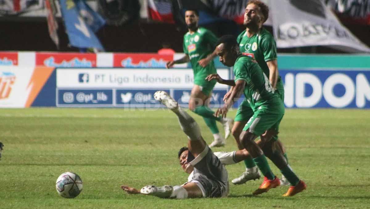 Gelandang Persib, Dedi Kusnandar terjatuh setelah berduel dengan winger PSS, Todd Rivaldo Ferre. Foto: Nofik Lukman Hakim/INDOSPORT