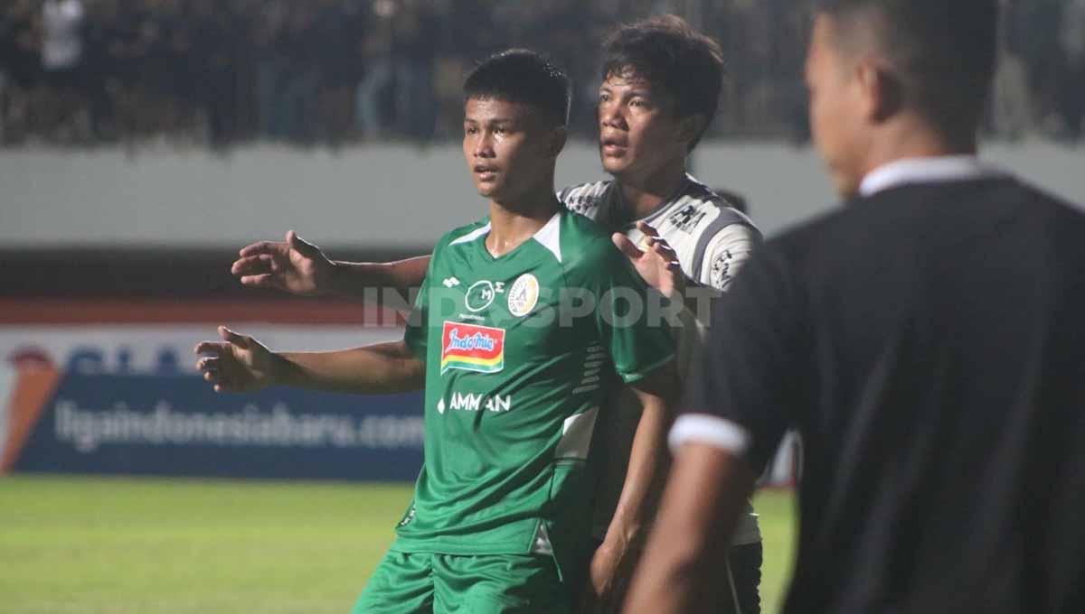 Penyerang PSS Sleman, Hokky Caraka, saat dikawal ketat bek Persib, Achmad Jufrianto. Foto: Nofik Lukman Hakim/INDOSPORT