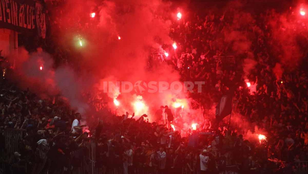 Belasan flare dinyalakan oknum suporter Persib saat timnya berhadapan dengan tuan rumah PSS Sleman pada pekan kelima Liga 1 di Stadion Maguwoharjo, Jumat (19/08/22).