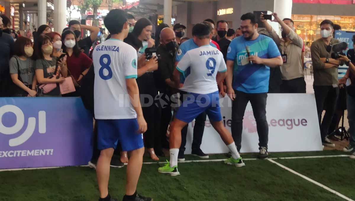 Aktor tampan Ibnu Jamil sumringah mendapat tanda tangan legenda Liverpool dan Manchester United, yakni Michael Owen.