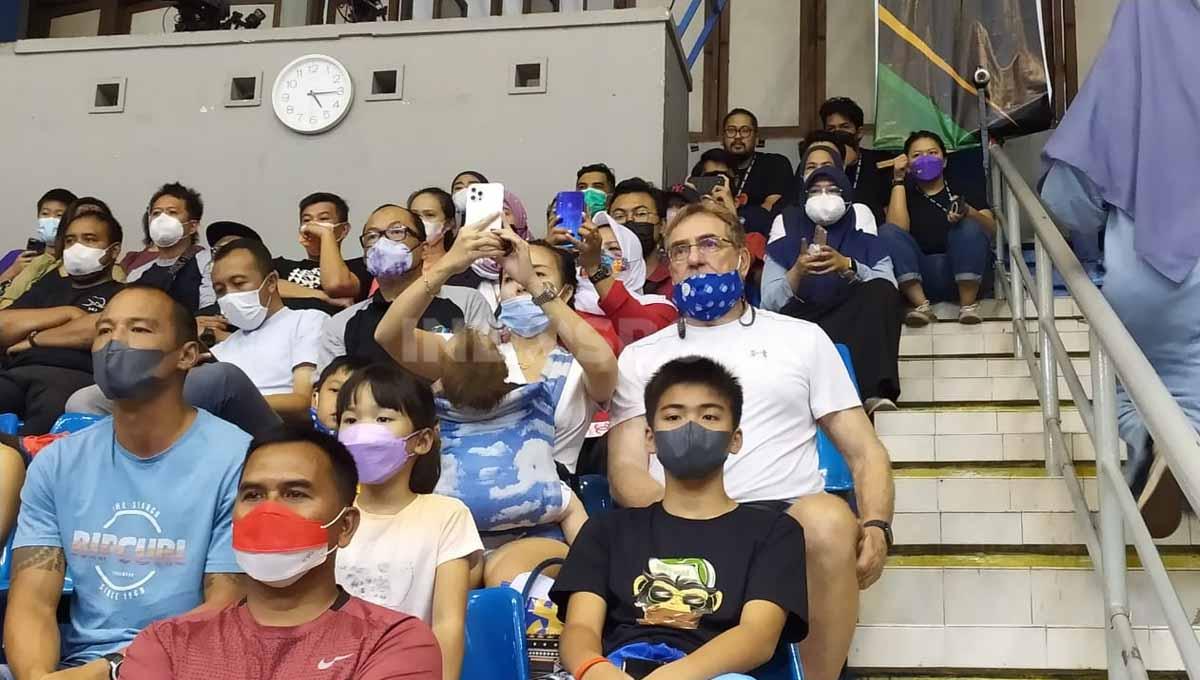 Mantan pelatih pelatih Persib, Robert Rene Alberts, saat menyaksikan Semifinal IBL 2022 antara Prawira Bandung vs Satria Muda Pertamina.