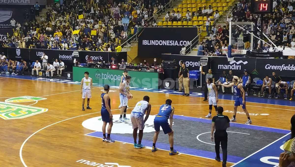 Semifinal IBL 2022, Prawira Bandung vs Satria Muda Pertamina di GOR C-Tra Arena, Kota Bandung, Minggu (21/08/22). Foto: Arif Rahman/INDOSPORT