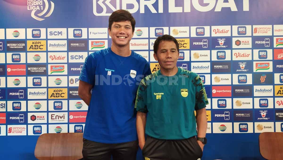 Caretaker pelatih Persib, Budiman (kanan) bersama pemainnya Achmad Jufriyanto saat konferensi pers di Graha Persib, jelang lawan Bali United.