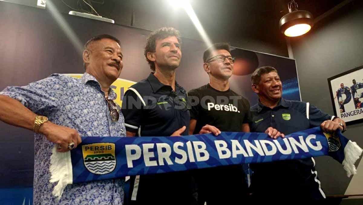Pelatih anyar Persib Bandung, Luis Milla, dikenalkan manajemen kepada media di Graha Persib, Jalan Sulanjana, Kota Bandung, Senin (22/08/22). - INDOSPORT