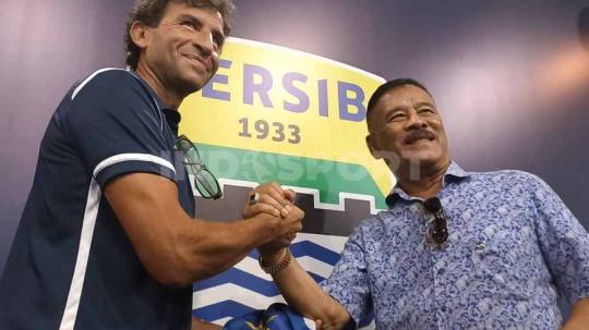 Pelatih anyar Persib Bandung, Luis Milla, dikenalkan manajemen kepada media di Graha Persib, Jalan Sulanjana, Kota Bandung, Senin (22/08/22).