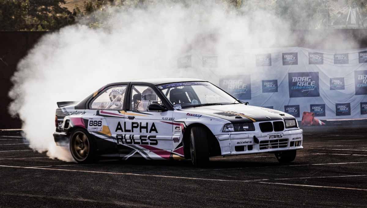 Drifter muda dari tim Alpha Rules Black Speee Racing, Umbu Gillberth Kabunang di kejuaraan Meikarta Autofest 2022. Foto: Dok. Meikarta Autofest 2022