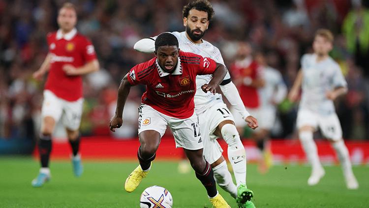 Bek Manchester United, Tyrell Malacia coba menahan bola dari rebutan penyerang Liverpool, Mohamed Salah di Liga Inggris.