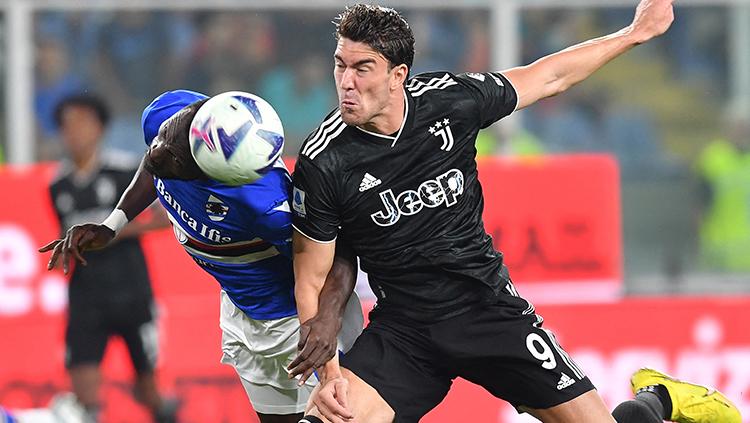 Penyerang Juventus, Dusan Vlahovic saat berusaha duel dengan pemain Sampdoria, Omar Colley di Liga Italia.