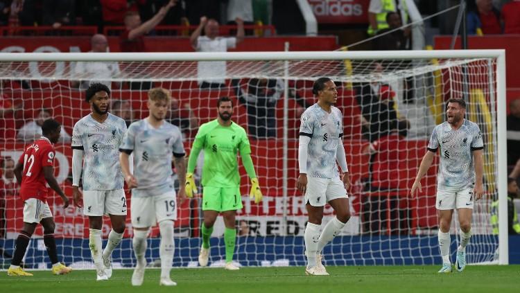 Para pemain Liverpool tertunduk lesu usai gawangnya dibobol Manchester United (23/08/22). (Foto: REUTERS/Phil Noble) - INDOSPORT