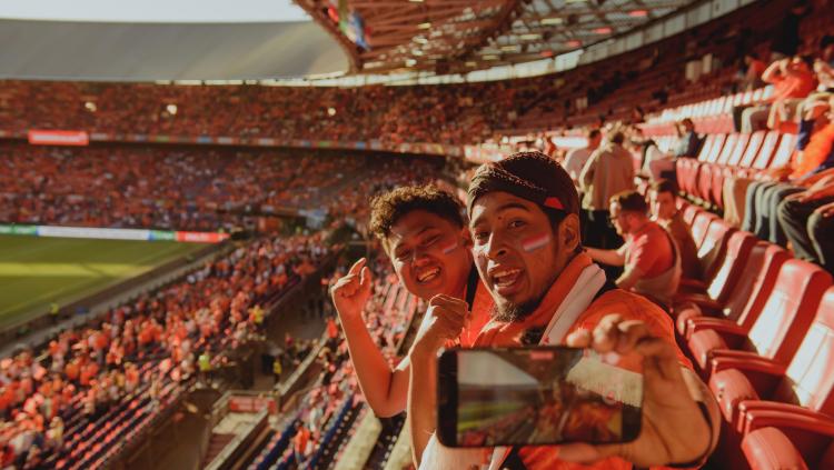 2 fans asal ndonesia berkesempatan untuk menonton langsung laga UEFA Nations League antara Timnas Belanda melawan Polandia di Stadion De Kuip, Rotterdam, Belanda.