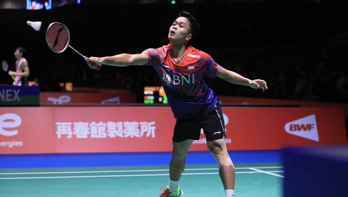 Tunggal putra Indonesia, Anthony Sinisuka Ginting kembali jadi korban meme netizen meski tampil ganteng saat acara Gala Dinner jelang BWF World Tour Finals 2022. Foto: PBSI