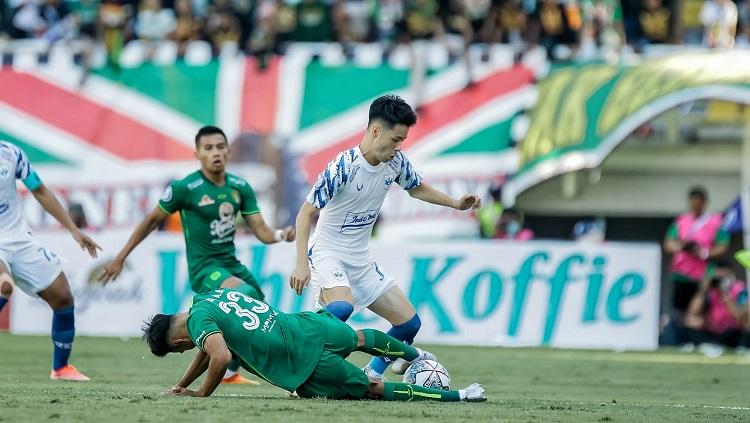 Aksi Taisei Marukawa dalam pertandingan Liga 1 antara Persebaya vs PSIS Semarang. Marukawa merupakan pemain Jepang yang pernah merumput di Liga Malta.