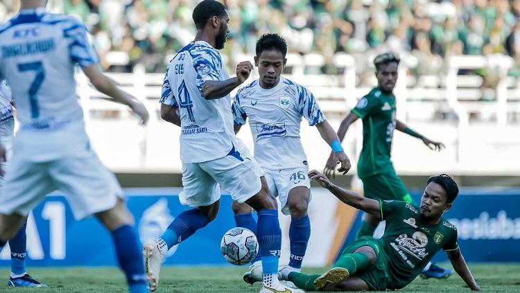 Pertandingan Liga 1 antara Persebaya Surabaya melawan PSIS Semarang.