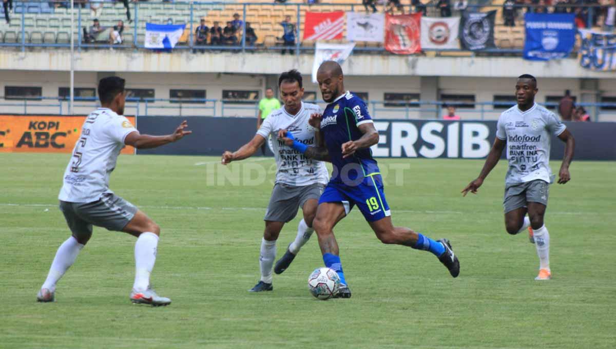 Caretaker pelatih Persib Bandung, Budiman, memberikan tanggapan mengenai kegagalan David da Silva mencetak gol pada penalti kedua melawan Bali United. - INDOSPORT