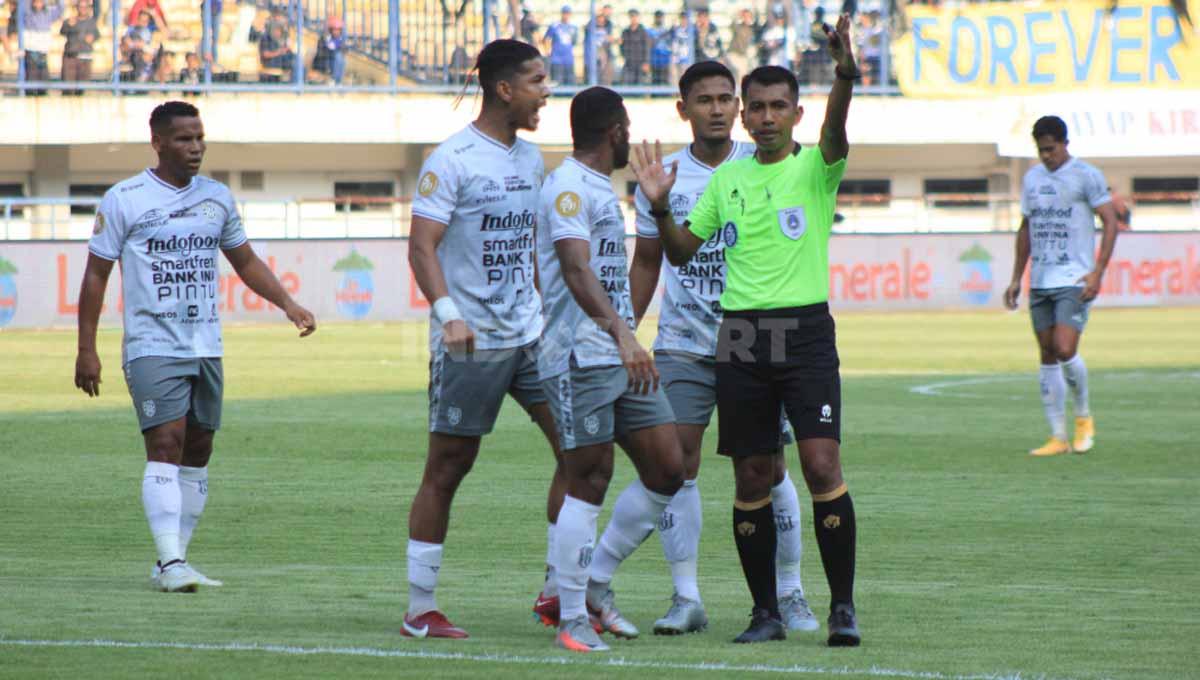 Duel sengit antara Persib Bandung vs PSM Makassar bakal tersaji pada pekan ketujuh Liga 1, Bobotoh Tangerang pun minta Maung Bandung manfaatkan kelemahan ini.