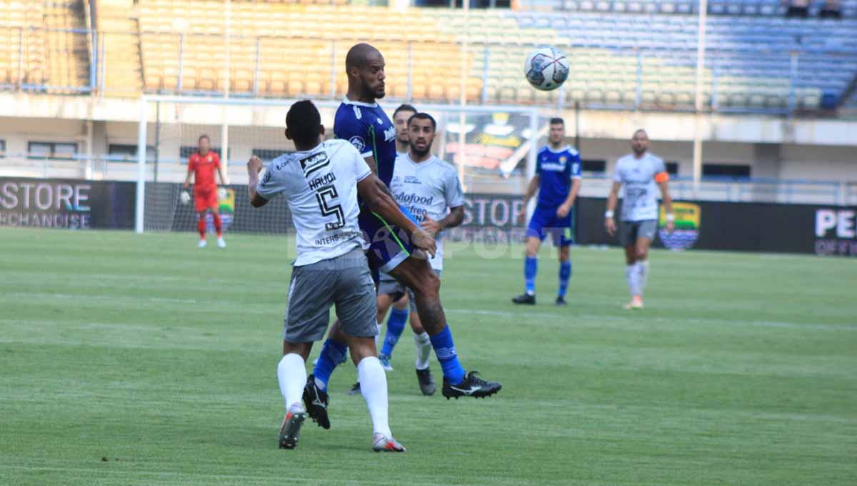 Deretan rekor serta fakta mengejutkan yang terjadi setelah duel sengit Persib vs Bali United di Liga 1 Indonesia musim ini. Kartu merah Nadeo bikin apes!