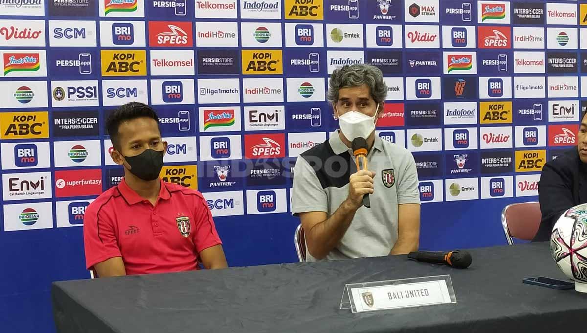 Pelatih Bali United, Stefano Cugurra Teco belum pasti memainkan Sidik Saimima saat bersua Persita Tangerang pada lanjutan Liga 1 2022/2023 di Stadion Maguwoharjo, Sleman, Selasa (7/2/23). - INDOSPORT