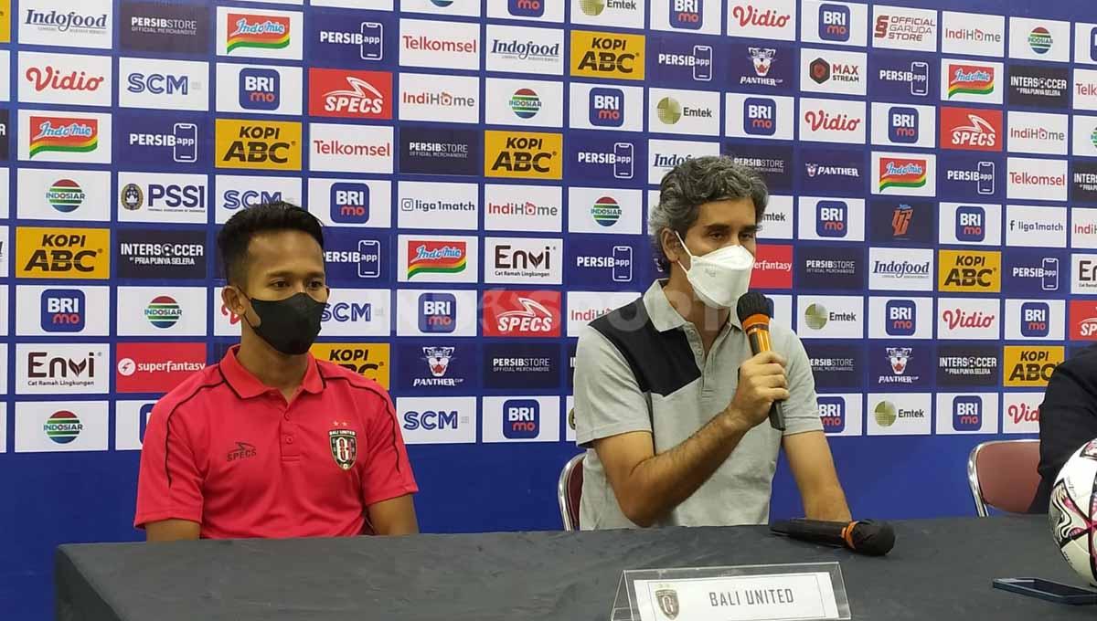 Pelatih Bali United, Stefano Cugurra Teco (kanan), saat konferensi pers setelah pertandingan menghadapi Persib Bandung, Selasa (23/08/22). - INDOSPORT